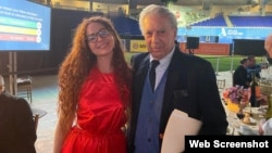 Carla Colomé junto al escritor Mario Vargas Llosa durante la cena del Premio de Periodismo Joven de la Cátedra Vargas Llosa