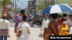 Personas aglomeradas en Las Tunas. Foto Periódico 26.