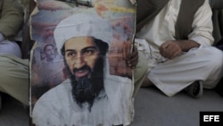 Un paquistaní sujeta un retrato de Osama bin Laden.