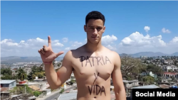 En Cuba, cada vez más carteles y cuerpos pintados con el mensaje de "Patria y Vida"