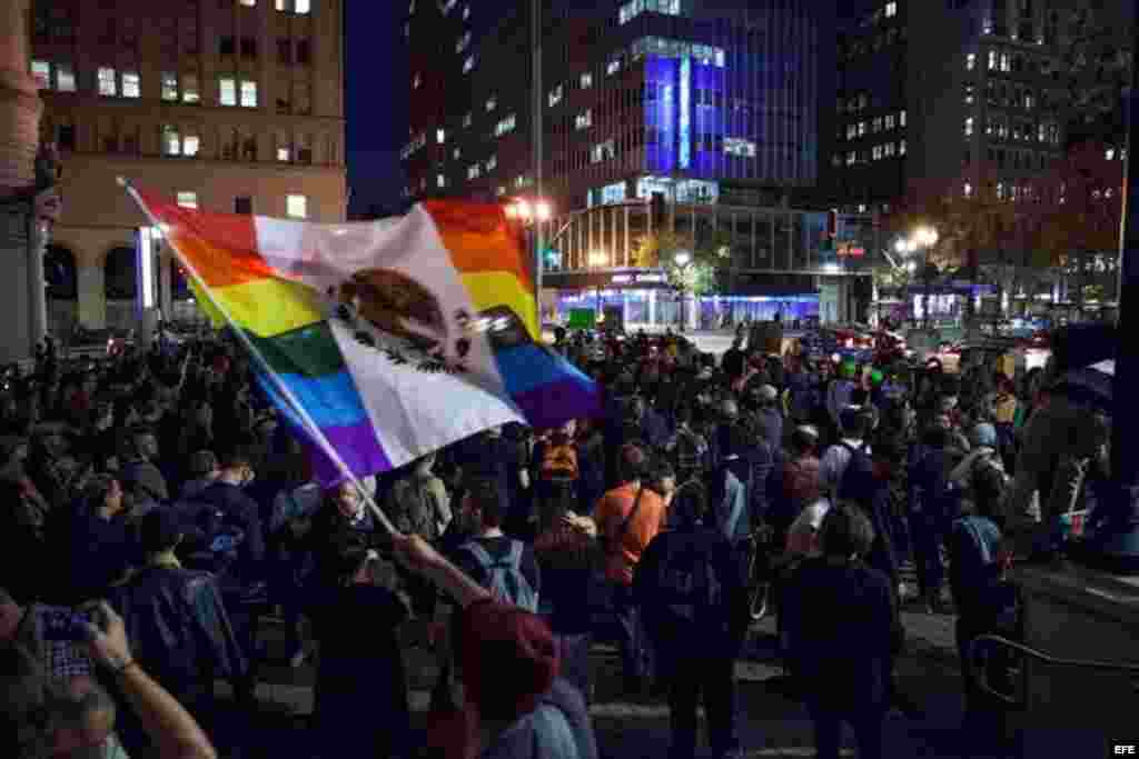 Manifestantes se congregan ante el Ayuntamiento de Oakland, California (EEUU) antes de participar en una manifestación contra la elección de Donald Trump como nuevo presidente estaodunidense, el 10 de noviembre de 2016. &nbsp;