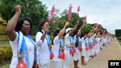 HAB102. LA HABANA (CUBA), 02/06/2013.- Berta Soler (i), líder del grupo Damas de Blanco, participa hoy, domingo 2 de junio de 2013, en la tradicional marcha por la 5ta avenida, en La Habana (Cuba), después de regresar a la isla de un recorrido por varios 