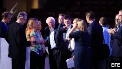 El senador Bernie Sanders (c) antes del inicio de la primera jornada de la Convención Nacional Demócrata 2016 hoy, 25 de julio de 2016, en el Wells Fargo Center de Filadelfia, Pensilvania. EFE/TANNEN MAURY