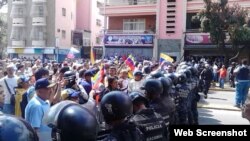 Policia trata de impedir acceso de ciudadanos a la Plaza Victoria en Caracas