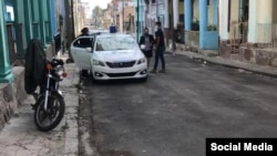 Una patrulla de la policía frente a la vivienda de la periodista María Matienzo. (Foto: Facebook)