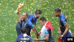 Los jugadores franceses celebran la Copa tras el partido Francia-Croacia.