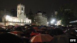  Manifestantes se concentraron en febrero de 2015, tras la marcha convocada por los fiscales argentinos en homenaje al fiscal Alberto Nisman en la Plaza de Mayo en Buenos Aires (Argentina). 