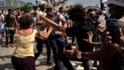 La policía detiene a un manifestante, el 11 de julio de 2021, durante una protesta en La Habana. (AP Foto/Ramón Espinosa/Archivo)