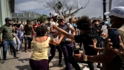 La policía detiene a un manifestante antigubernamental el domingo 11 de julio de 2021 durante una protesta en La Habana. (AP Foto / Ramón Espinosa).