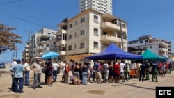  Personas hacen fila para comprar alimentos tras el paso del huracán Irma, hoy jueves, 14 de septiembre de 2017, en La Habana (Cuba).