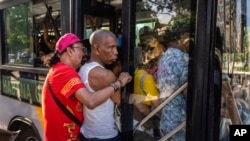 FOTO ARCHIVO. Los ómnibus viajan a tope de capacidad. La actual crisis del transporte mantiene a las personas a la espera de la guagua por hasta cuatro horas.