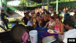 Cubanos reciben alimentos en una escuela del cantón La Cruz, convertida en albergue para dar refugio temporal a los migrantes varados entre la frontera de Costa Rica y Nicaragua.