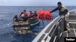 Cubanos rescatados por la Guardia Costera cerca de Cayo Hueso. (Foto: Twitter/Aduanas y Protección Fronteriza de EEUU)