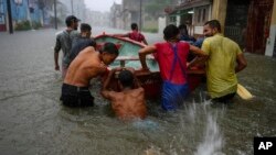 Una calle inundada por las intensas lluvias en La Habana. (AP/Ramon Espinosa)