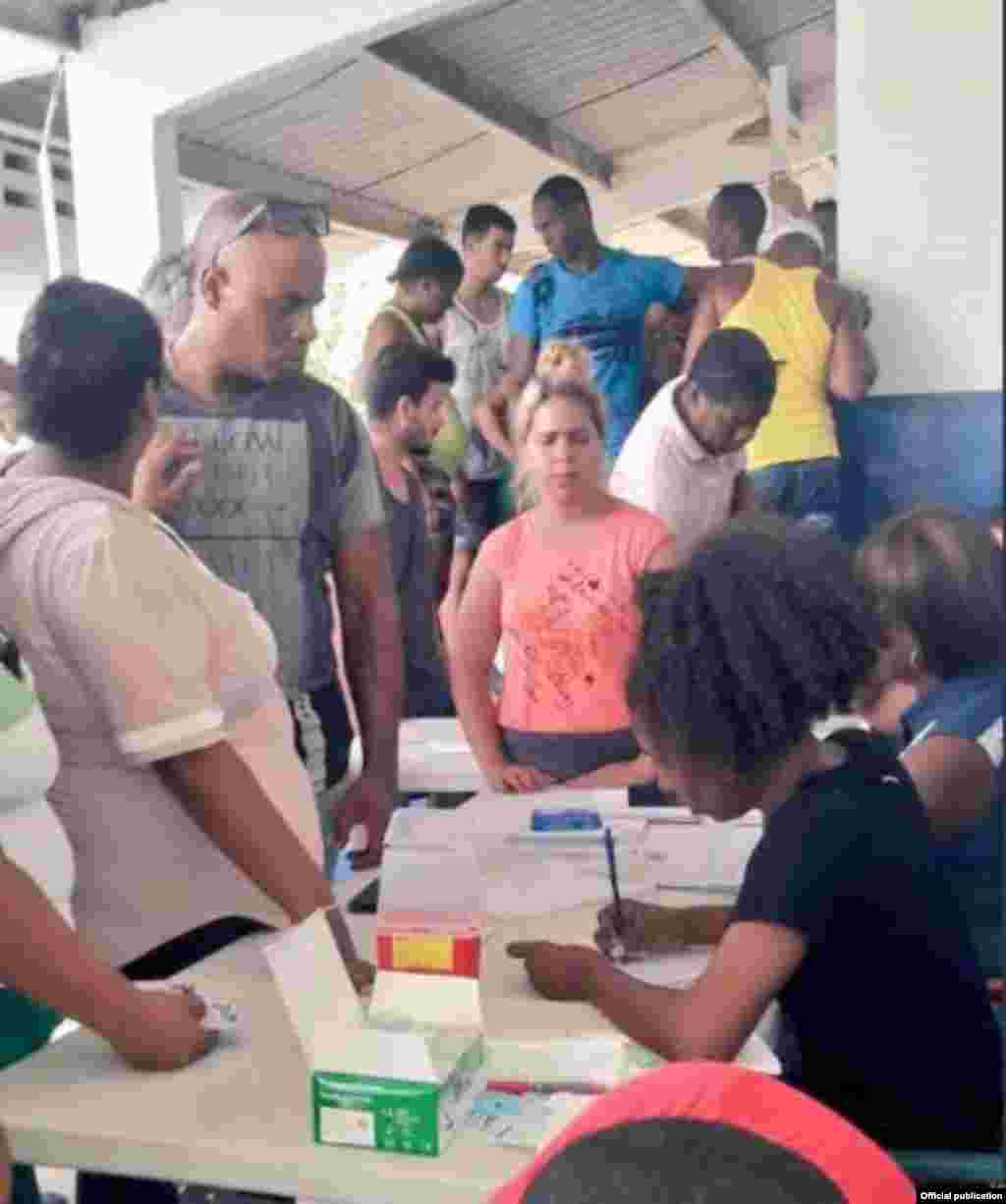 Caravana de migrantes cubanos en Panamá. Foto Servicio Nacional de Fronteras de la República de Panamá. 