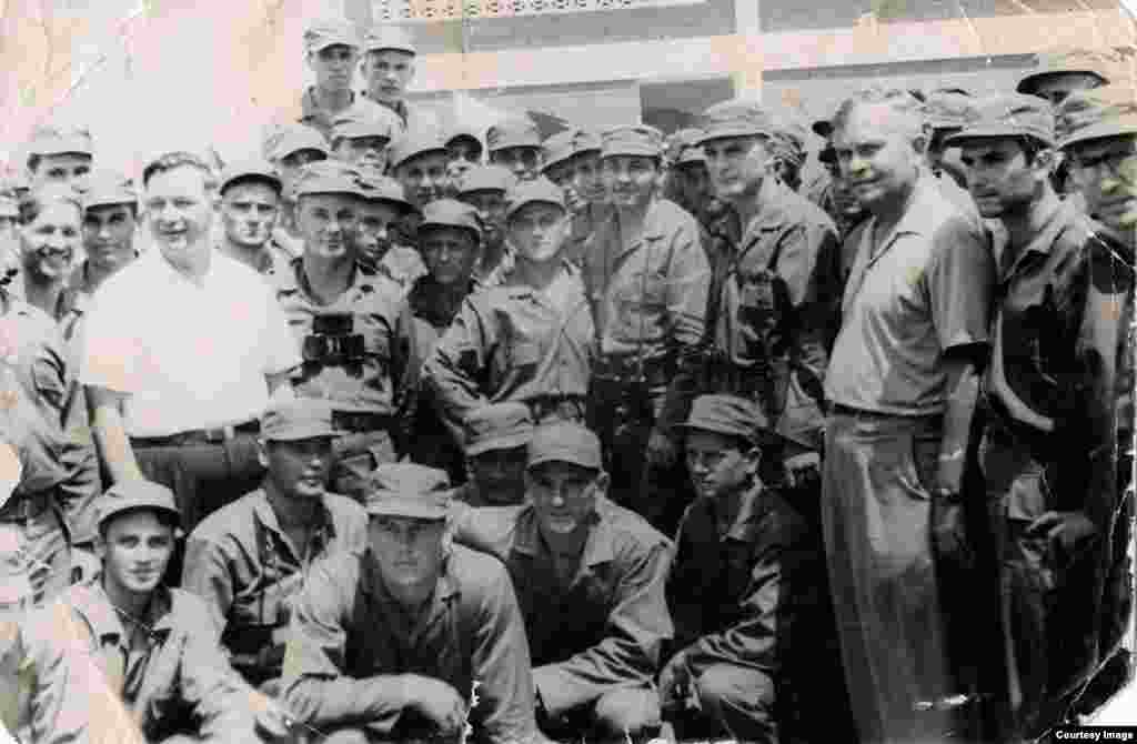 Castro en Santa Clara en maniobras militares con asesores soviéticos. 