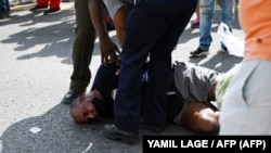 Un detenido el 11 de julio de 2021 en La Habana por participar en las protestas demandando "Abajo la Dictadura" y "Libertad".