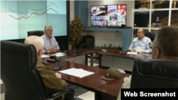 El gobernante cubano Miguel Díaz-Canel en una comparecencia en televisión cubana intentando explicar las causas de la crisis energética en Cuba. Foto Archivo.