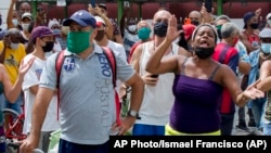 Muchas mujeres se sumaron a las protestas antigubernamentes en decenas de ciudades del país, como esta señora que protestó en La Habana el domingo 11 de julio de 2021.