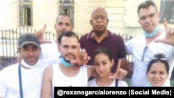 Familiares de Andy García posan junto al Premio Sájarov Guillemo Fariñas en Santa Clara. 