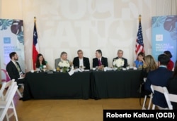 Centro de izq. a der., Patricio Sepúlveda, Presidente de la Cámara de Comercio Chilena Americana de la Florida, Jorge O’Ryan, director de Profile y Roberto Ampuero, canciller de Chile, en el lanzamiento de ProChile Innovation Summit Miami 2018.