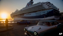 El crucero británico Marella Explorer 2, atraca en el puerto de La Habana, el 18 de marzo de 2022. (Foto AP/Ismael Francisco)