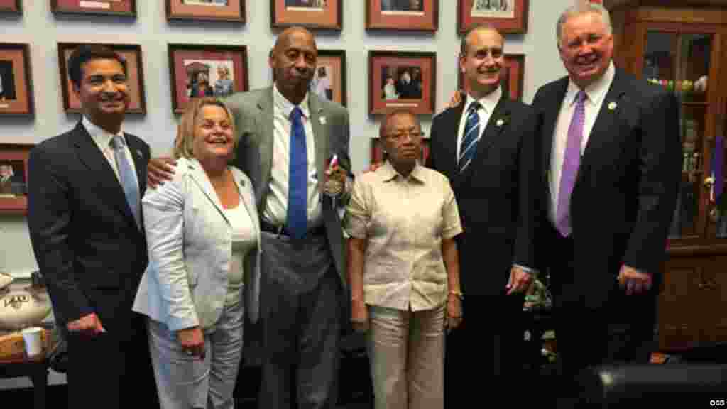 Guillermo Fariñas junto a los congresistas de la Florida, Izq. Carlos Curbelo, Ileana Ros-Lehtinen, Alicia Hernández (Madre de Fariñas) Mario Díaz Balart y Albio Sires. Foto: Ricardo Quintana