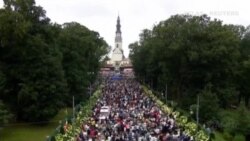 Caída del Papa Francisco durante una misa en Polonia