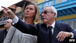 Mogherini realiza un recorrido por el centro histórico de La Habana junto a Eusebio Leal.