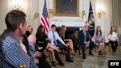 El presidente de EE.UU., Donald J. Trump, recibe en la Casa Blanca a estudiantes y profesores de la secundaria Marjory Stoneman Douglas de Parkland, Florida, escenario de una masacre a tiros. a fin de mejorar la seguridad.