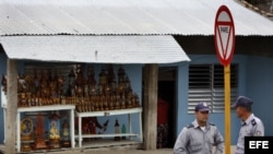 Dos policías conversan el sábado 24 de marzo de 2012, en el poblado El Cobre, Santiago de Cuba, donde se encuentra el santuario de la Virgen de la Caridad 