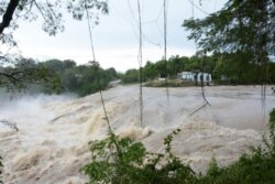 Río Agabama desbordado, en Fomento, Santi Spíritus, donde se afectó la producción de leche y varios cultivos. (Captura de imagen/ Escambray)