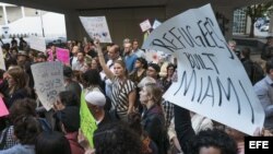 MANIFESTANTES PIDEN A ALCALDE DE MIAMI-DADE RETIRAR SU APOYO A ORDEN DE TRUMP