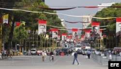 Fotografías de sacerdotes albaneses asesinados durante el régimen comunista decoran el principal bulevar de Tirana (Albania)