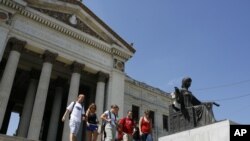 Un grupo de estudiantes en la Universidad de La Habana. AP Photo/ Javier Galeano