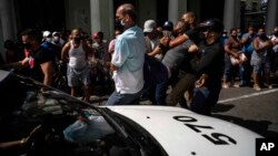 La policía detiene a un manifestante en el levantamiento nacional del 11 de julio. (AP Photo/Ramon Espinosa)