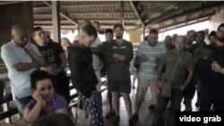 Cubanos en el albergue de Los Planes, en Gualaca, Chiquirí. (Captura de video/Miami Herald)