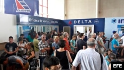 Turistas hacen fila en el aeropuerto José Martí en La Habana. (Archivo)