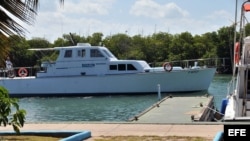 Un yate para turismo internacional navega por la costa sur de la playa de Varadero.