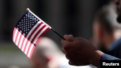 Un nuevo ciudadano de EEUU, durante una ceremonia de naturalización en Nueva York, en septiembre del 2019.