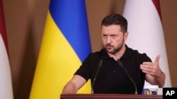 El presidente ucraniano, Volodymyr Zelenskyy, habla durante una conferencia de prensa el lunes 2 de septiembre de 2024. (Foto AP/Evgeniy Maloletka)