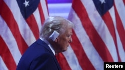 El expresidente de EEUU Donald Trump se observa con un vedaje en la oreja derecha durante la Convención Nacional Republicana el 18 de julio de 2024.