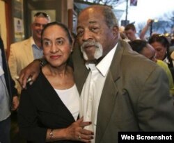 Luis Tiant, con su esposa María. Foto tomada de su página de Twitter.