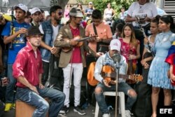 OPOSICIÓN SE MANIFIESTA POR PAZ EN CARACAS Y LLAMA MAÑANA A OTRO "PLANTÓN"