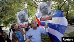 Miembros de la UDI demandan justicia para el fallecido senador Jaime Guzmán frente a la embajada de Cuba en Chile.