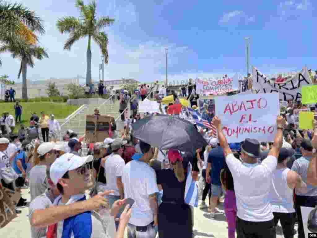 Manifestantes a la entrada del estadio Palm Beach durante el juego Cuba vs Venezuela