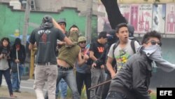 Encapuchados y policías chocan tras marcha por 43 estudiantes desaparecidos en México.