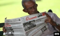 Un hombre lee el diario oficial Granma, en La Habana.