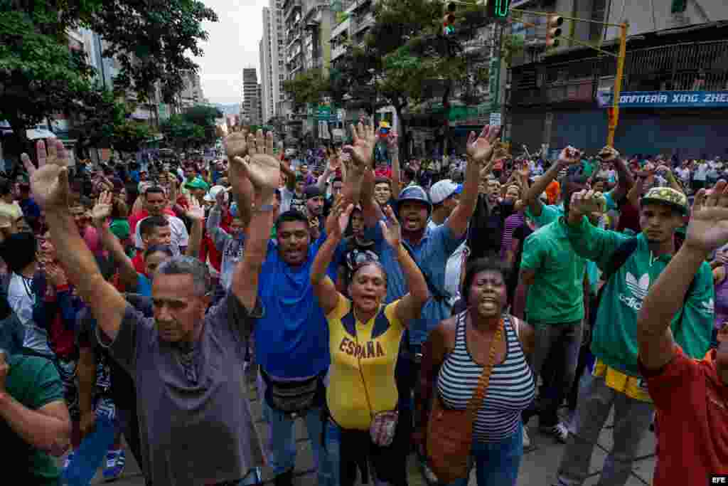 Miembros de la Guardia Nacional Bolivariana (GNB) custodian las calles durante una protesta hoy, jueves 2 de junio del 2016, en el centro de la ciudad de Caracas (Venezuela).