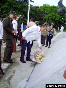 Flores a Carlota del espía cubano y el coronel Castro Espín.